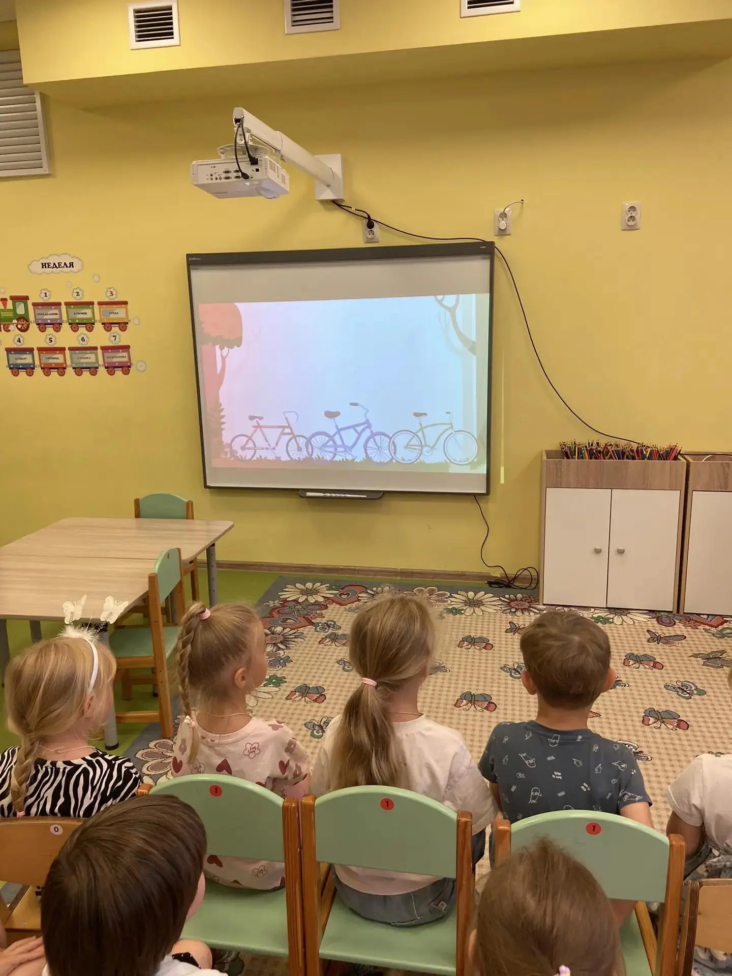 🌳 Ребята из средней группы «В» отправились в настоящее лесное приключение! 🌲 Они иссл...