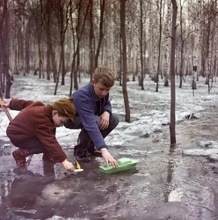 Мальчишки пускают кораблики в весеннем ручье. 1968 год.