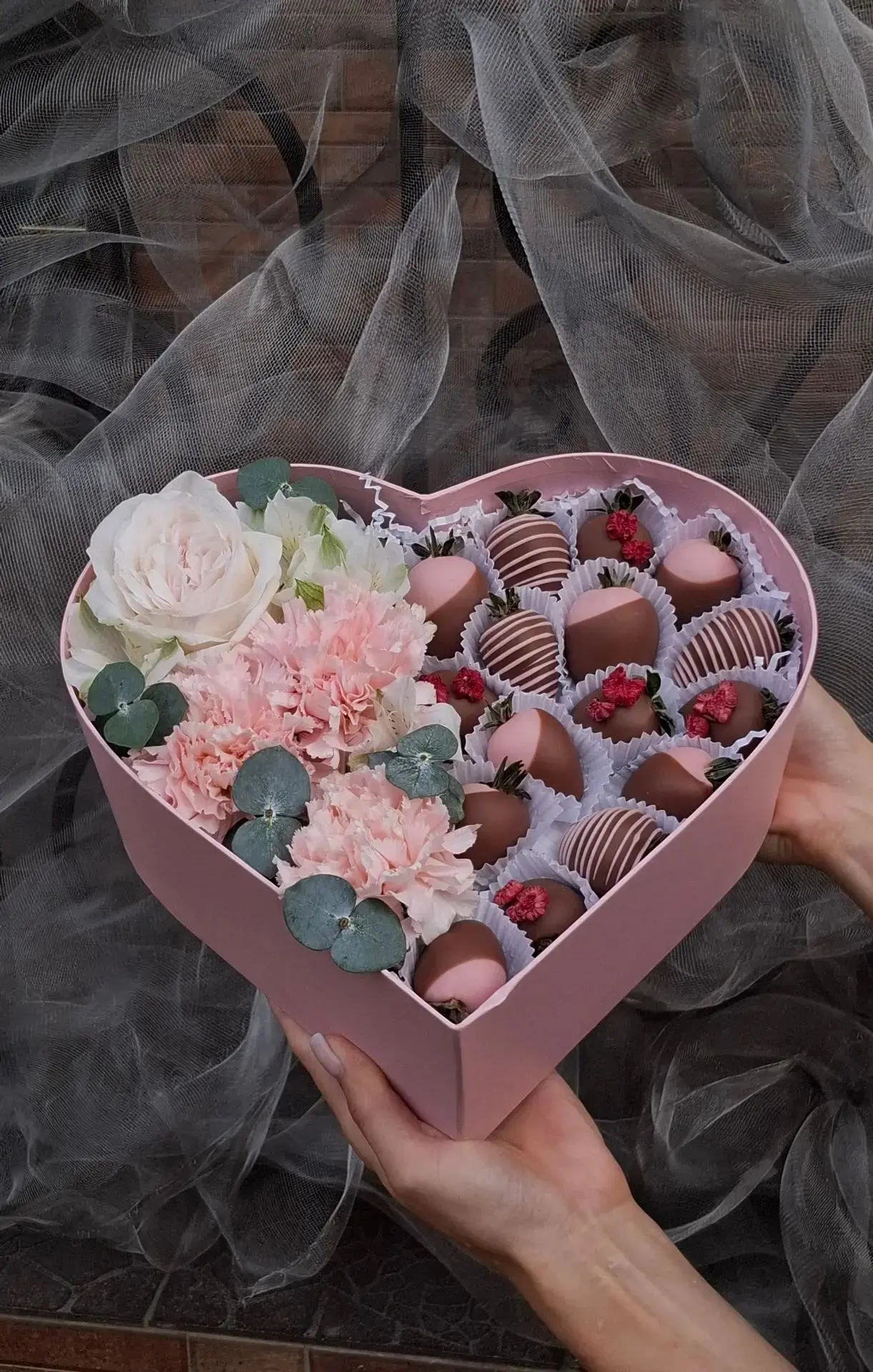 Нежнейшие сердце с цветами и клубникой в наличии 🌸