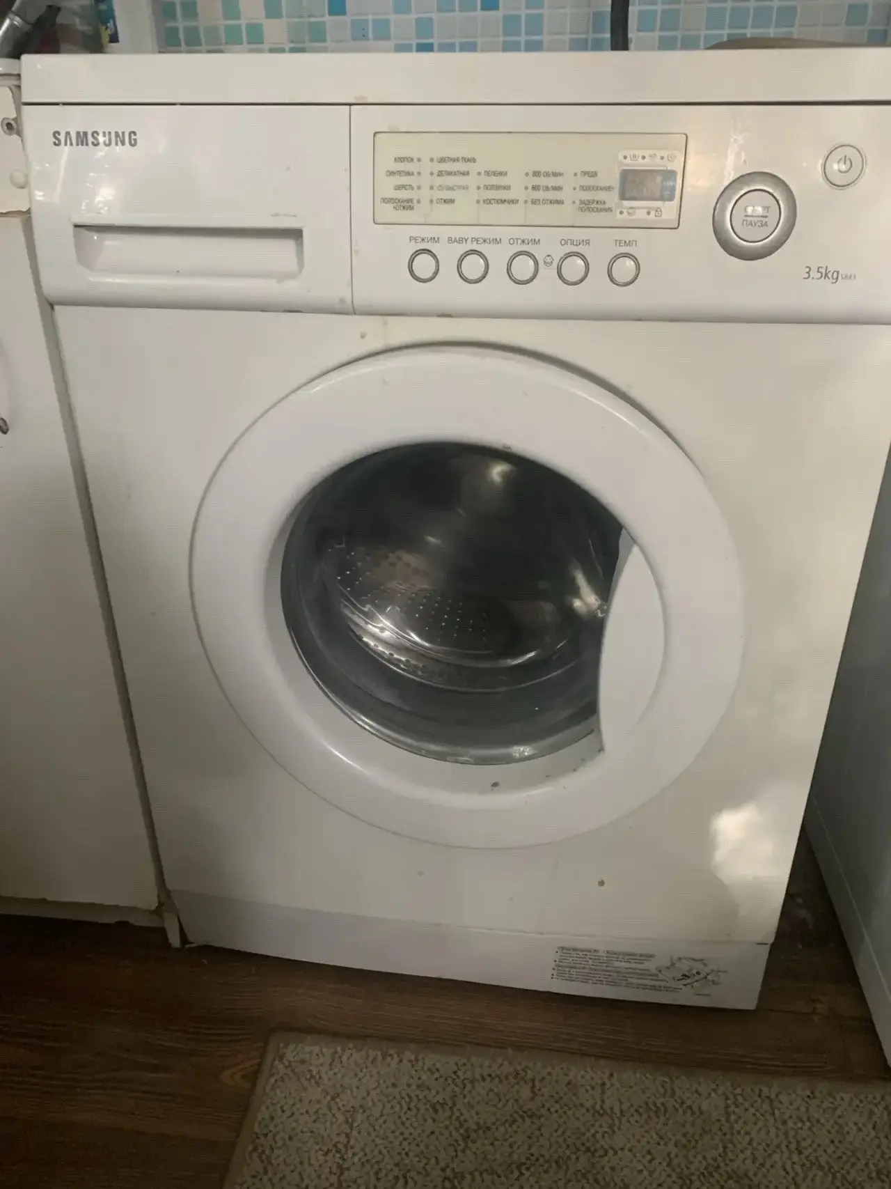 Продам стиральную машину 500₽. Полностью рабочая, хорошо стирает. Только шумная, и что-...