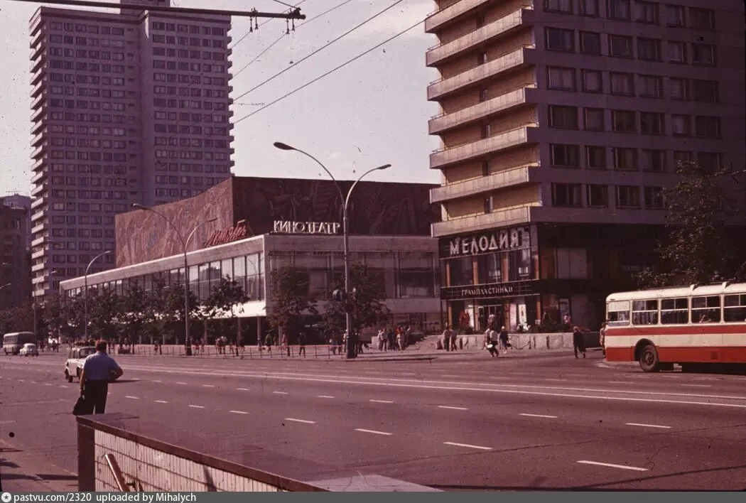 Калининский проспект (улица Новый Арбат). Кинотеатр «Октябрь» 1973–1975