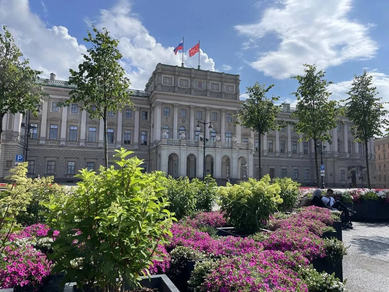 Синий мост утопает в цветах🌸