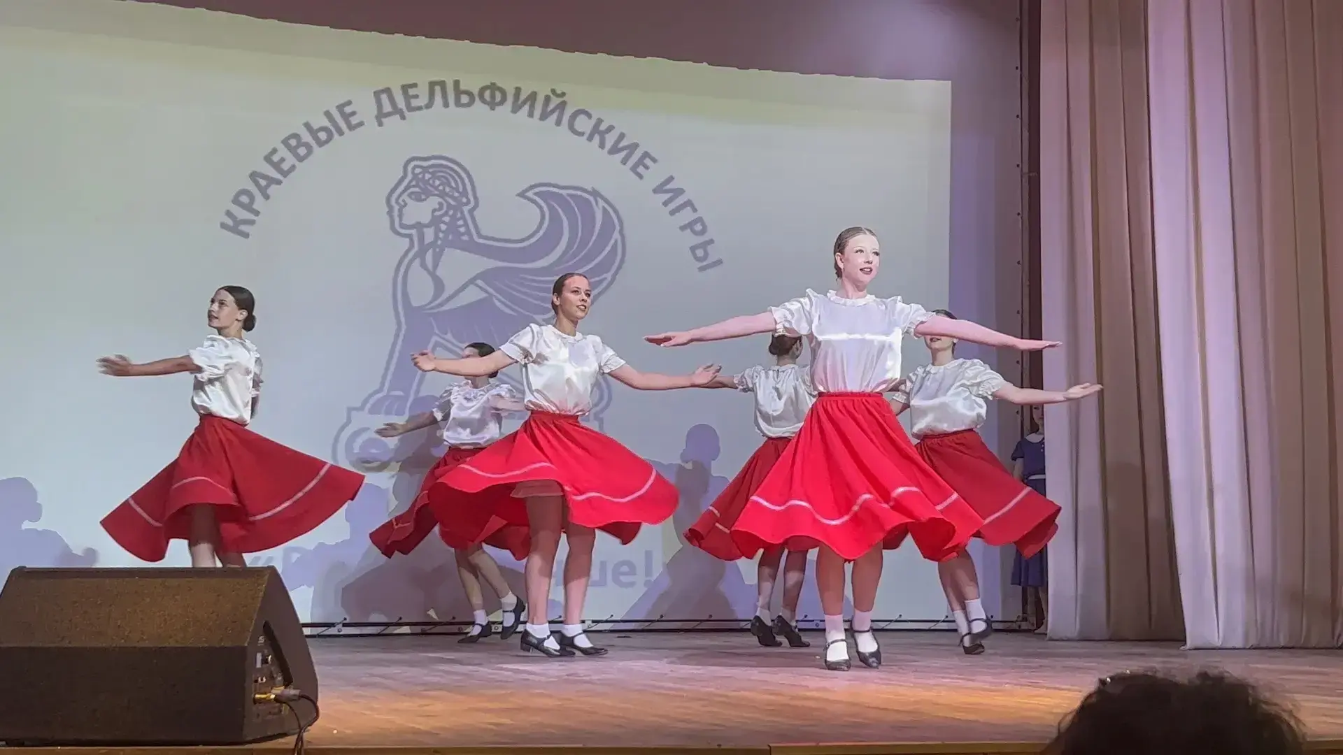 Хореографический ансамбль "Акцент" и  преподаватель Матюшенко  Анастасия  Сергеевна в составе делега