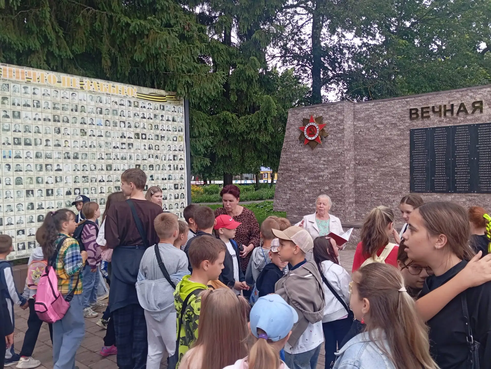 День памяти и скорби 
       В преддверии Дня памяти и скорби, в парке XXX лет ВЛКСМ у галереи Добле