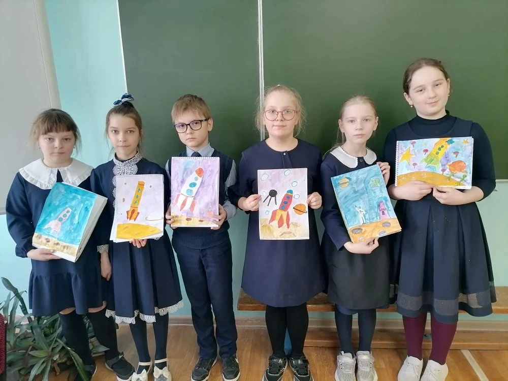🚀В честь Дня космонавтики в 3Е классе был организован конкурс рисунков. Мероприятие нацелено на разв