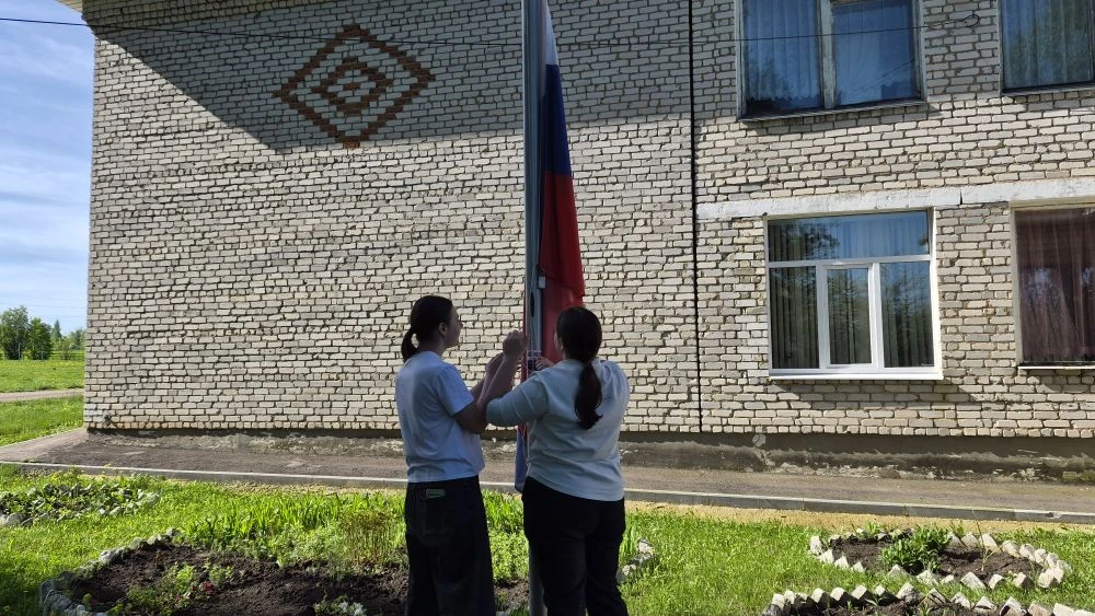 🇷🇺Традиционной линейкой, поднятием флага и исполнением гимна Российской Федерации был дан старт но