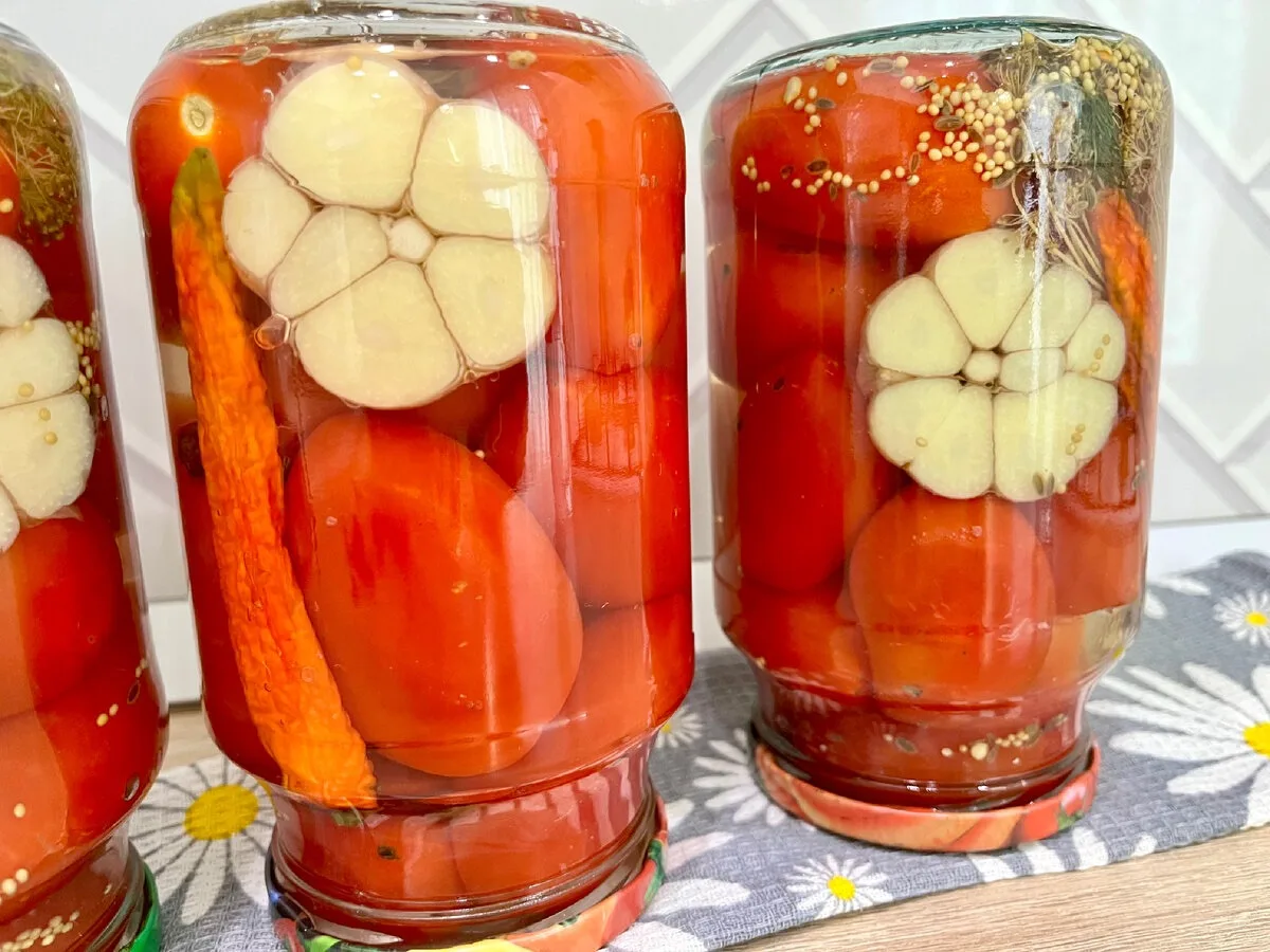 Самые вкусные МАРИНОВАННЫЕ ПОМИДОРЫ🍅 простой рецепт (в расчете на банки объемом 1 литр)