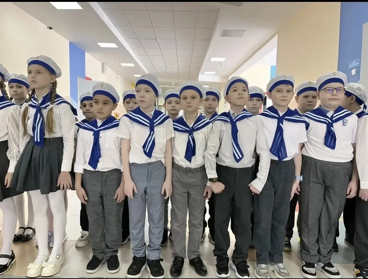 Сегодня в нашей школе снова звучали строевые песни. Среди обучающихся 2-ых классов состоялся ежегодн