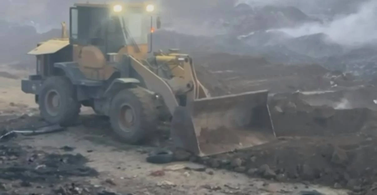 В Хасавюрте продолжают тушить тлеющую свалку.