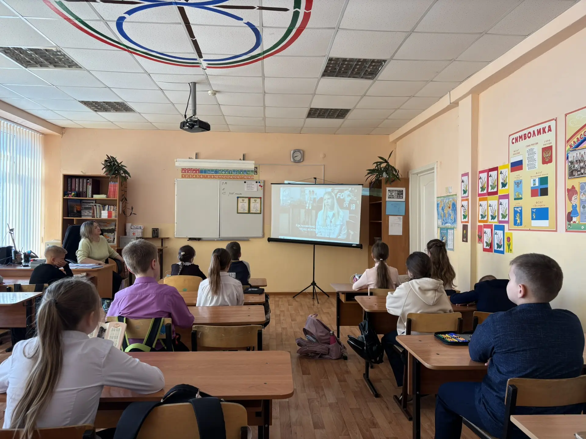 В понедельник, традиционно прошёл торжественный подъём флага. Этот день был посвящён теме космоса и 