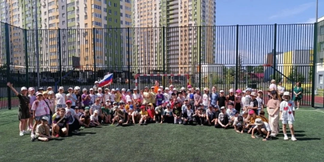 День 7 (вторник): Путешествие по нашей стране🇷🇺

В преддверии Дня России в нашем школьном лагере с
