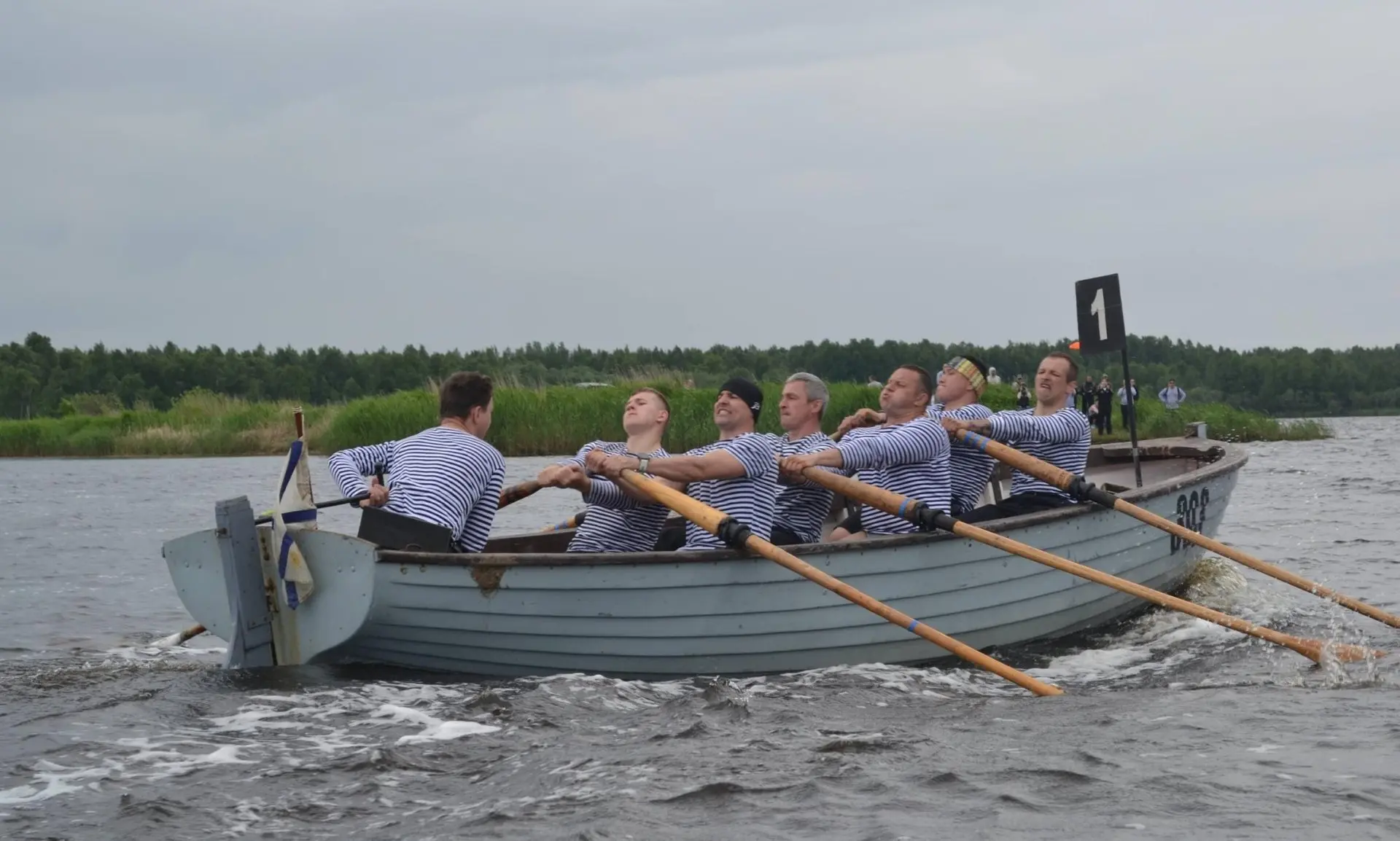 🚣 На акватории Беломорской военно-морской базы прошёл чемпионат по гребле на шлюпках ЯЛ-6.

В тради