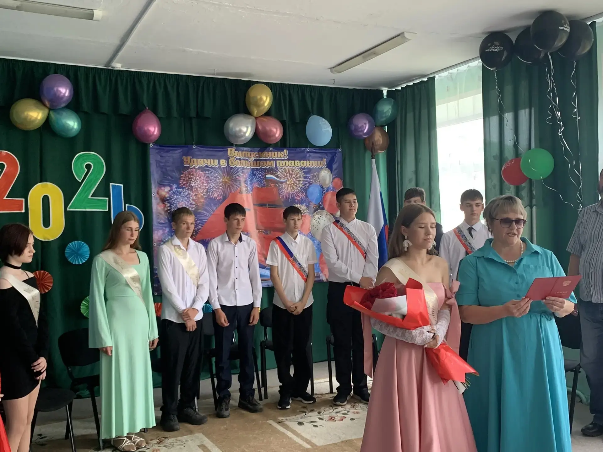УДАЧИ ТЕБЕ, ВЫПУСКНИК!!!!

Вот и пролетели 9 замечательных и незабываемых школьных лет для наших уче
