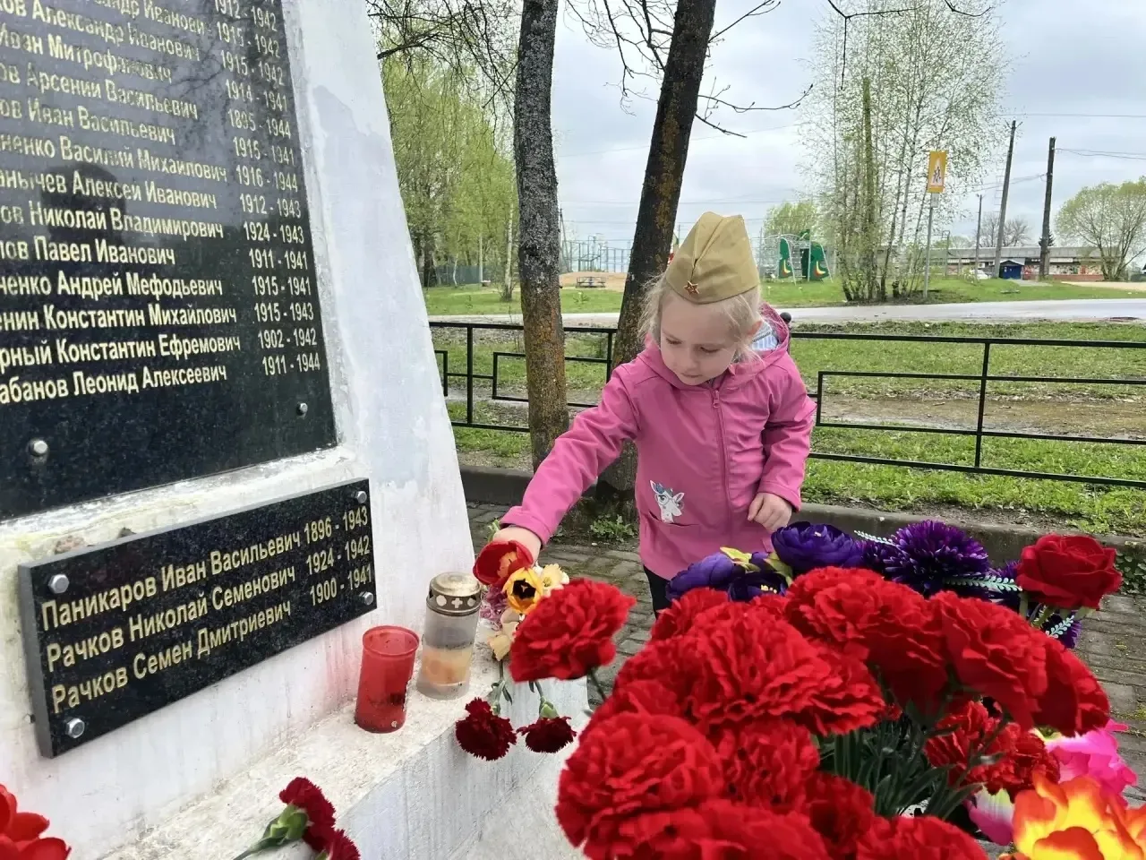 🔴 Дошкольники группы "Фиксики" ЦРР - детский сад № 41 р.п.Петровское почтили память погибших воинов 