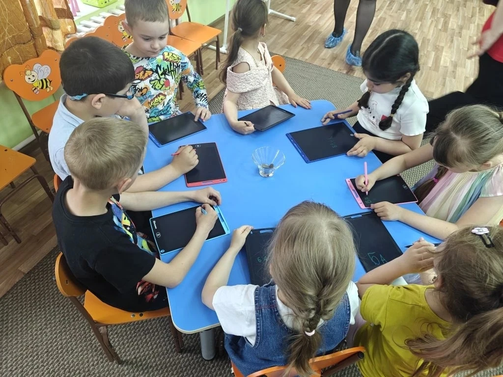 В преддверии выпускного в детском саду, к нам пришла учительница Ольга Борисовна, прису...