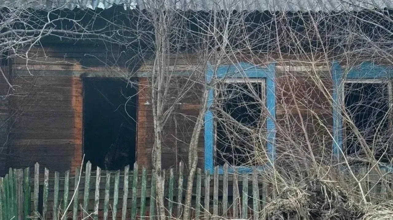 💥 В Йошкар-Оле подожгли дом  Во вторник в Йошкар-Оле, на улице Тюленина, загорелся нежилой дом с тре