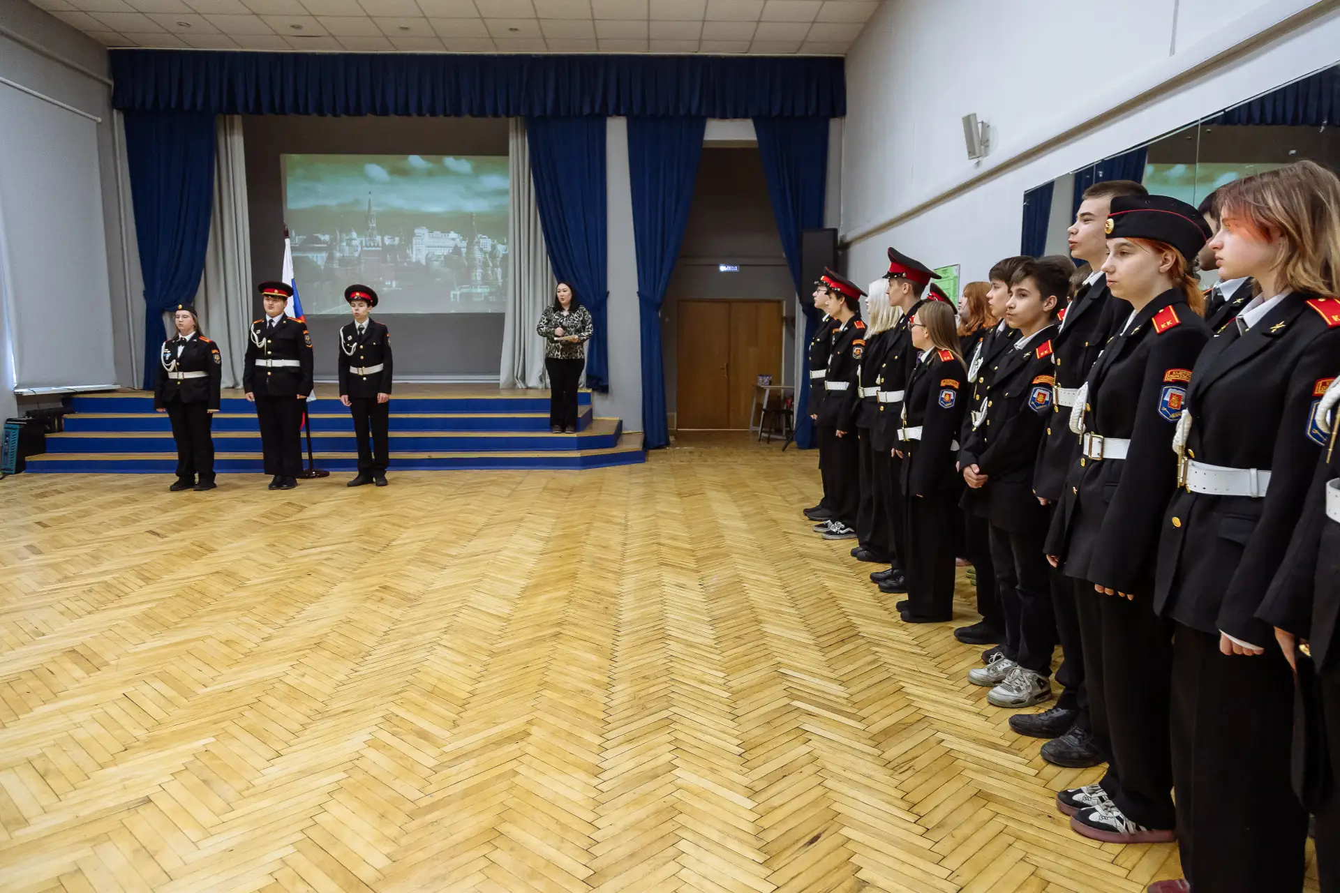 🇷🇺 Новая учебная неделя в здании «Каширское» традиционно началась с торжественной церемонии установк