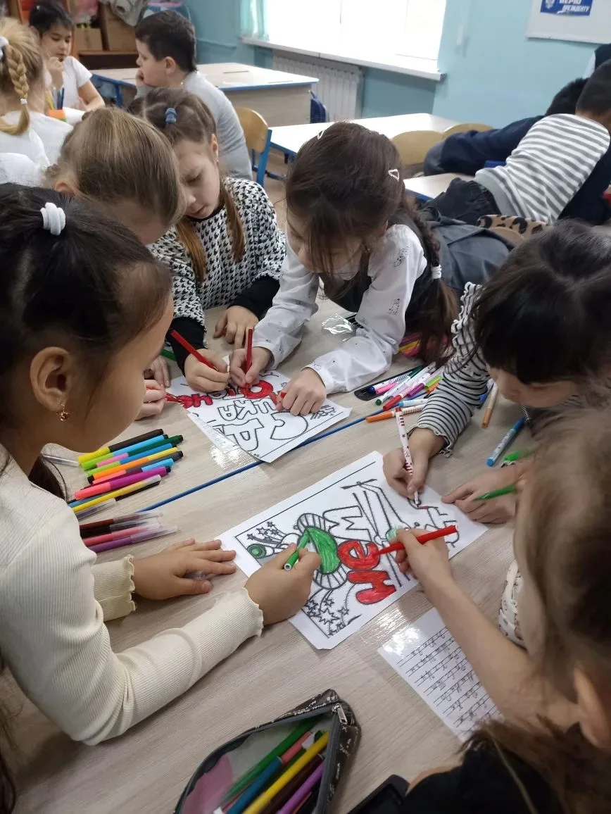 Вчера на уроке ИЗО ученики 1" В" класса( кл. руководитель Губенко Е. В.) подготовили плакат, посвящё