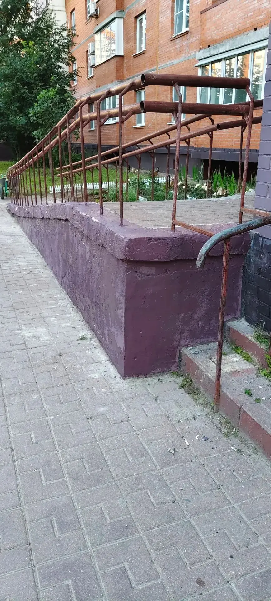 На входной группе выполнен комплексный ремонт пандуса: произведены штукатурные работы и...