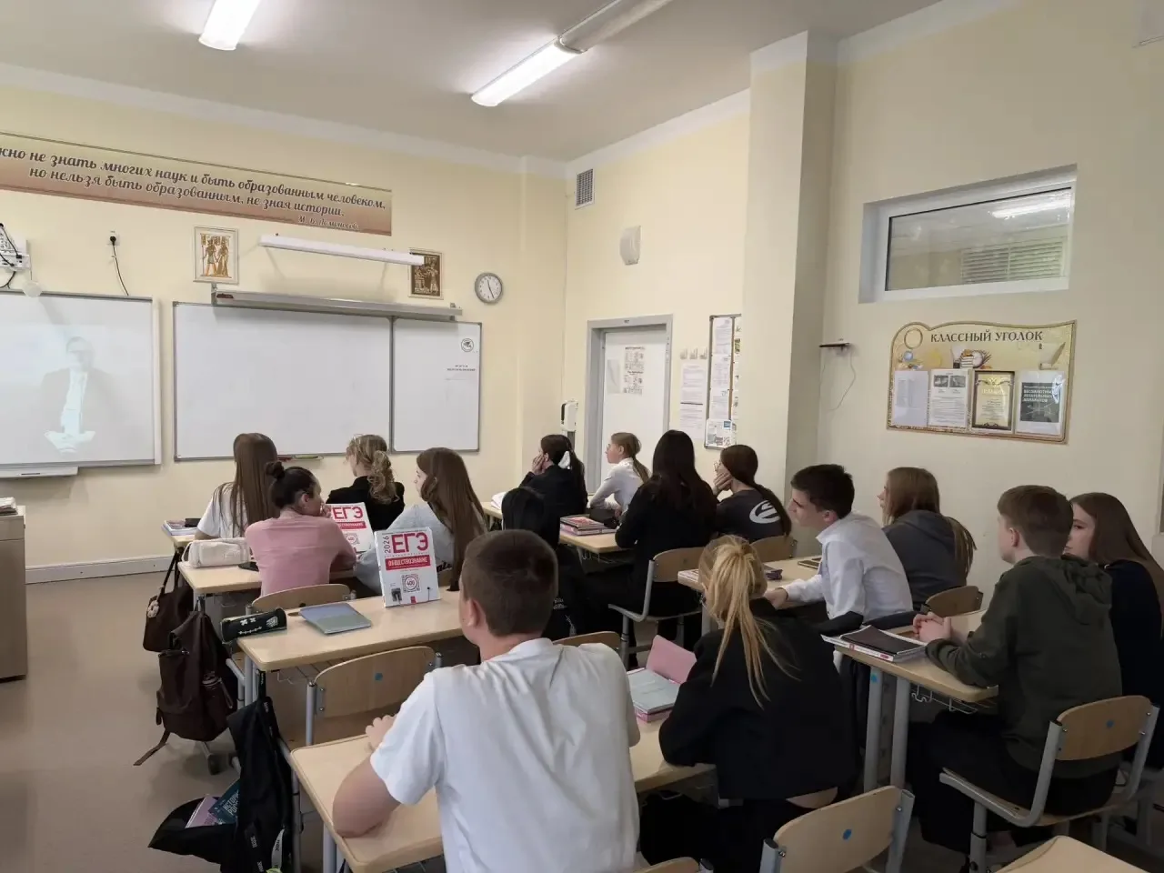 В 10 «Б» КЛАССЕ ПРОШЁЛ ОСОБЕННЫЙ УРОК В  РАМКАХ ПРОЕКТА «БЕЗ СРОКА ДАВНОСТИ» 📜🇷🇺  Вчера в 10 «Б» кла