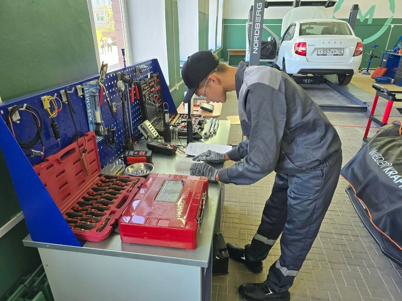 🛠⚙Сегодня на базе нашего ЦПДЭ продолжился демонстрационный экзамен для студентов специ...