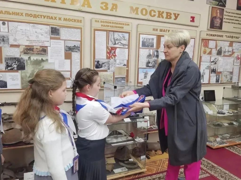 «Россия — священная наша держава, Россия — любимая наша страна. Могучая воля, великая слава — Твоё д