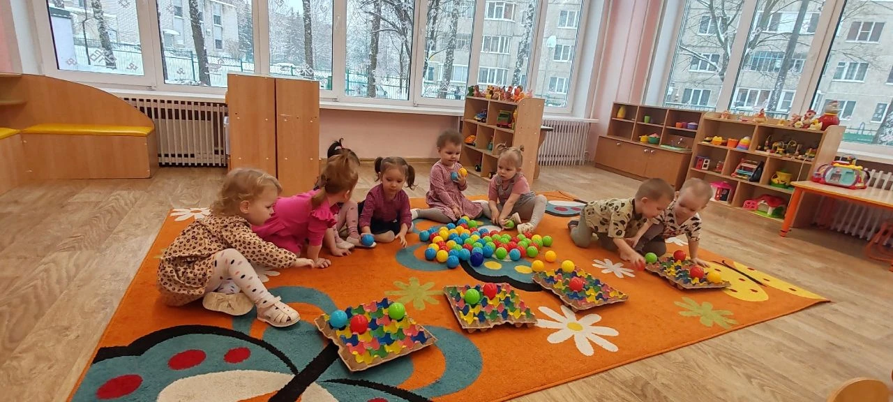 Сенсорное воспитание — это развитие представлений ребёнка о свойствах предмета. Такое воспитание про