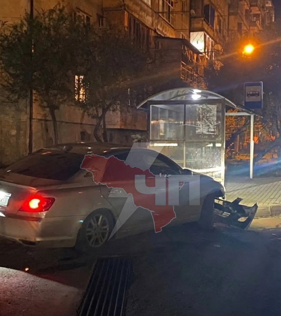 ⚡️ Автомобиль врезался в остановку на Новом районе Сухума