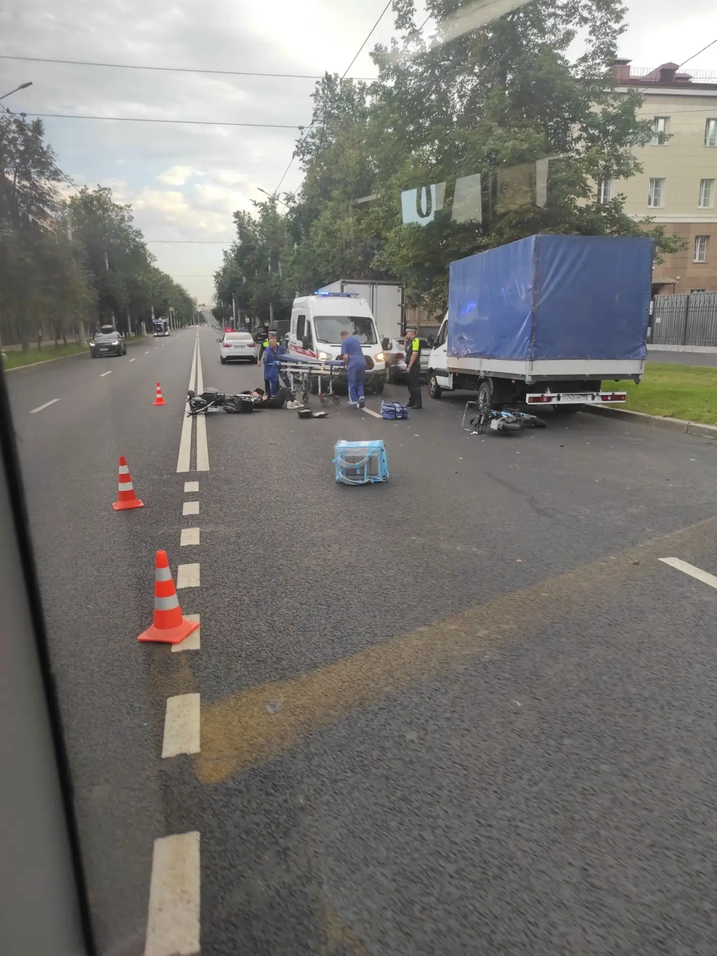 На проспекте Металлистов - ДТП с двухколесными. На проезжей части лежит девушка. Подроб...