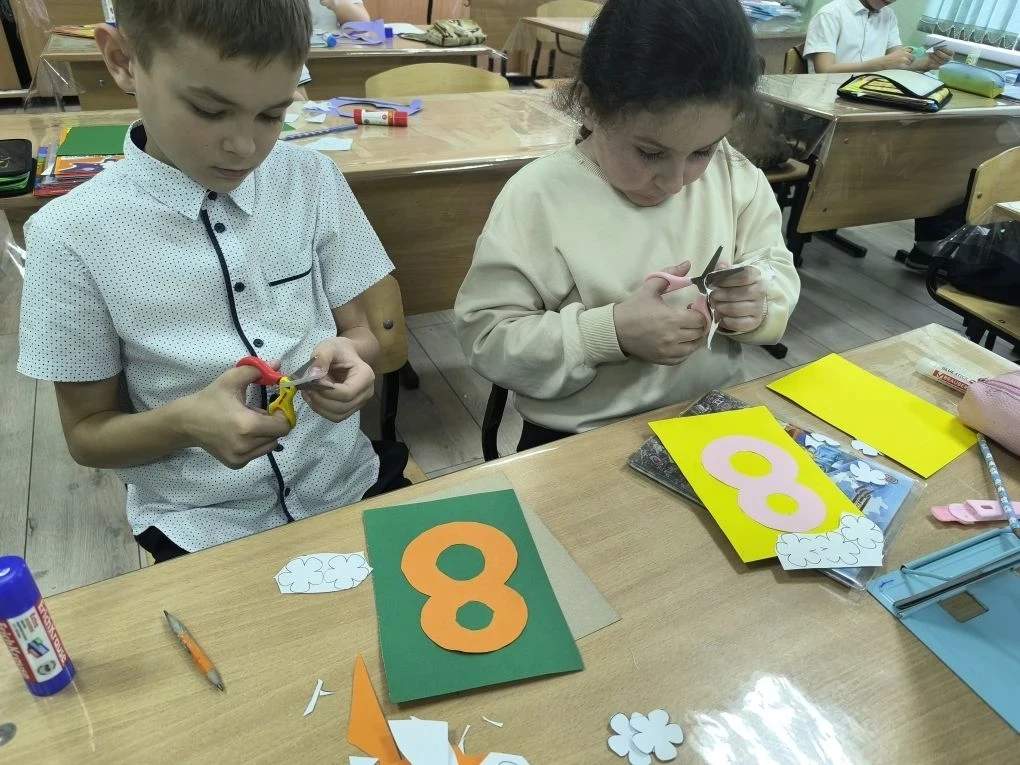 🎉 Ребята 3-го класса с огромным энтузиазмом подготовили поздравительные открытки для своих любимых 