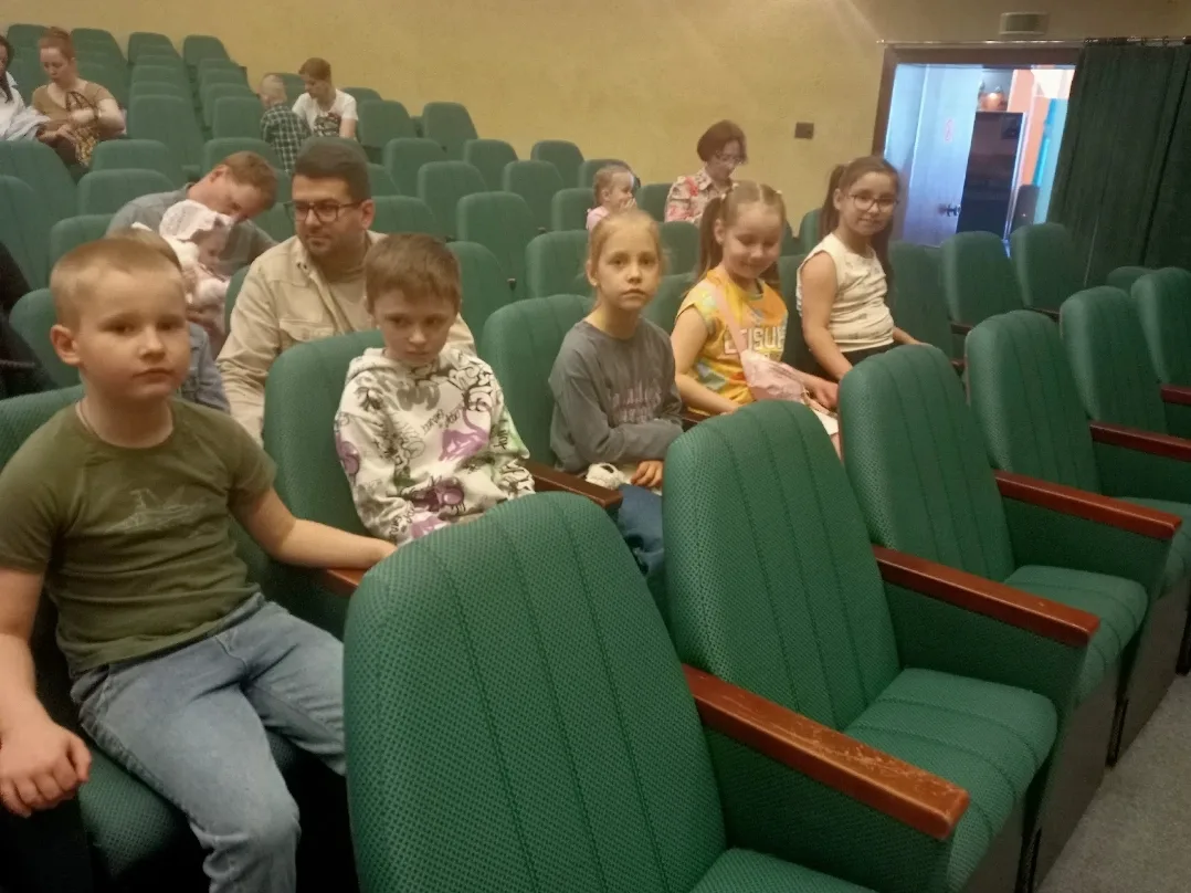 Марина Валентиновна со своими воспитанниками посетили театр кукол сказка П.Ершов "Конек Горбунок". К