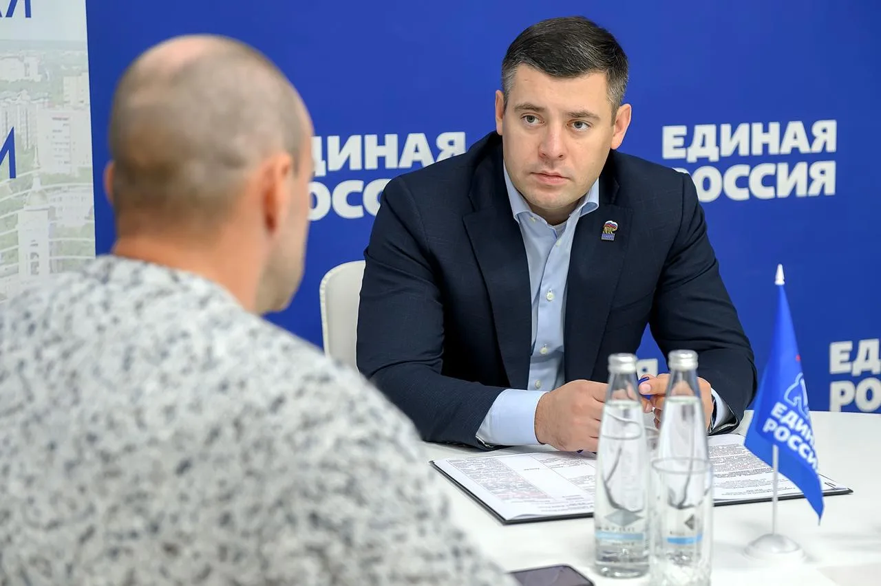 В общественной приёмной «Единой России» секретарь местного отделения партии, глава Подо...
