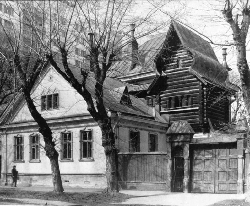 Дом Виктора Васнецова был построен в 1894 году по эскизам самого художника. Деревянный особняк выпол