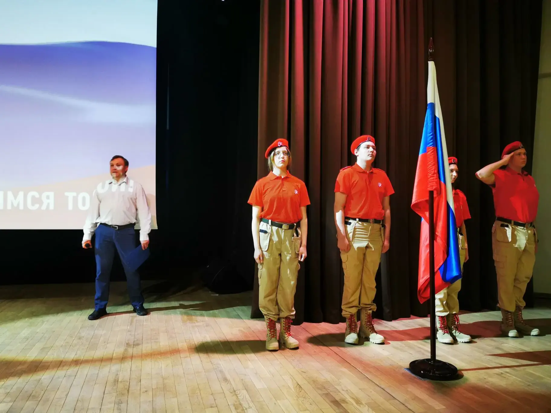 ФЛАГ 🇷🇺  Начинаем жаркую неделю мая с торжественной церемонии установки флага России.   Весна прибли