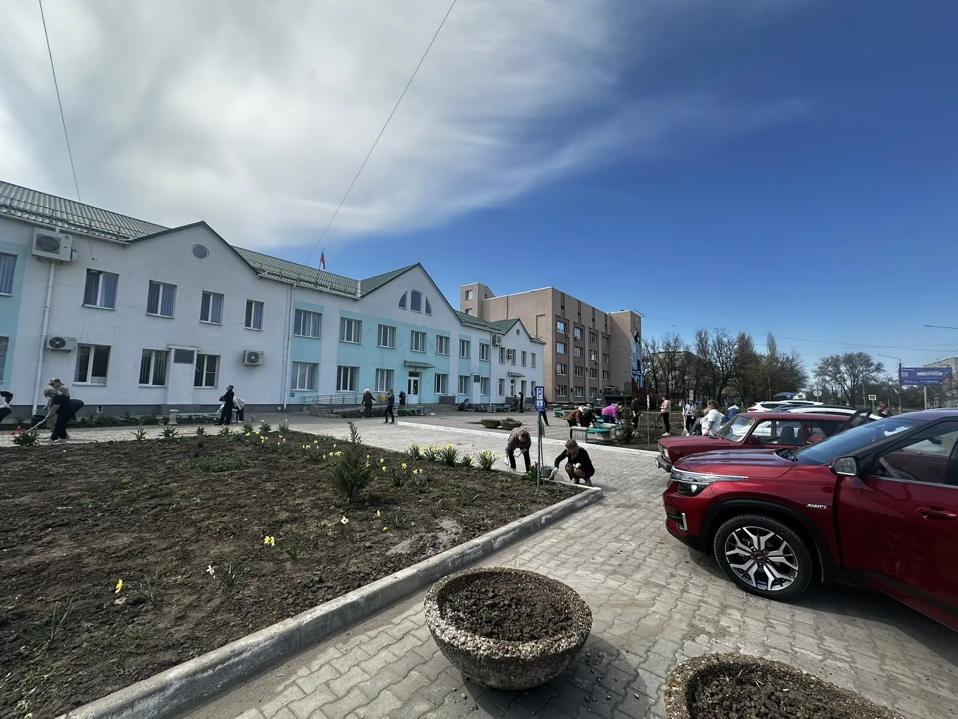 🌿 Субботник в ГБУЗ Приморская ЦРБ: вместе делаем город чище и красивее! 🌿