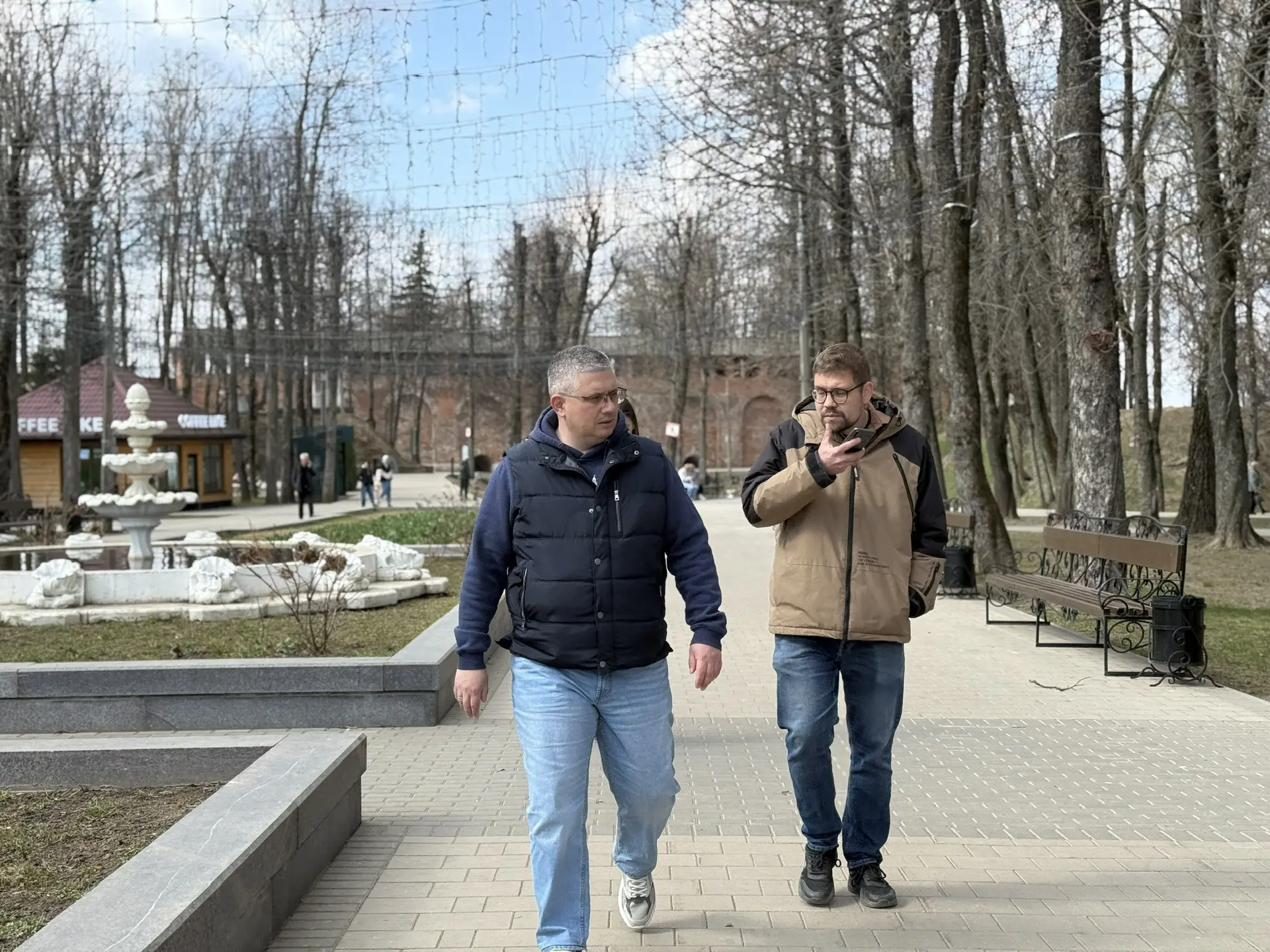 В «Лопатинском саду», в рамках объезда, также дал несколько поручений по приведению зеленых зон в по