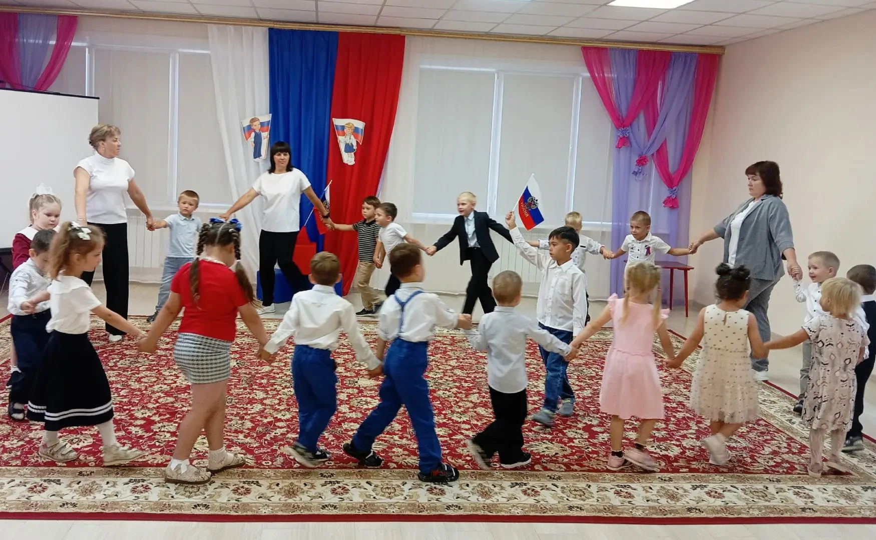 В рамках празднования Дня Государственного флага Российской Федерации в детском саду  п...