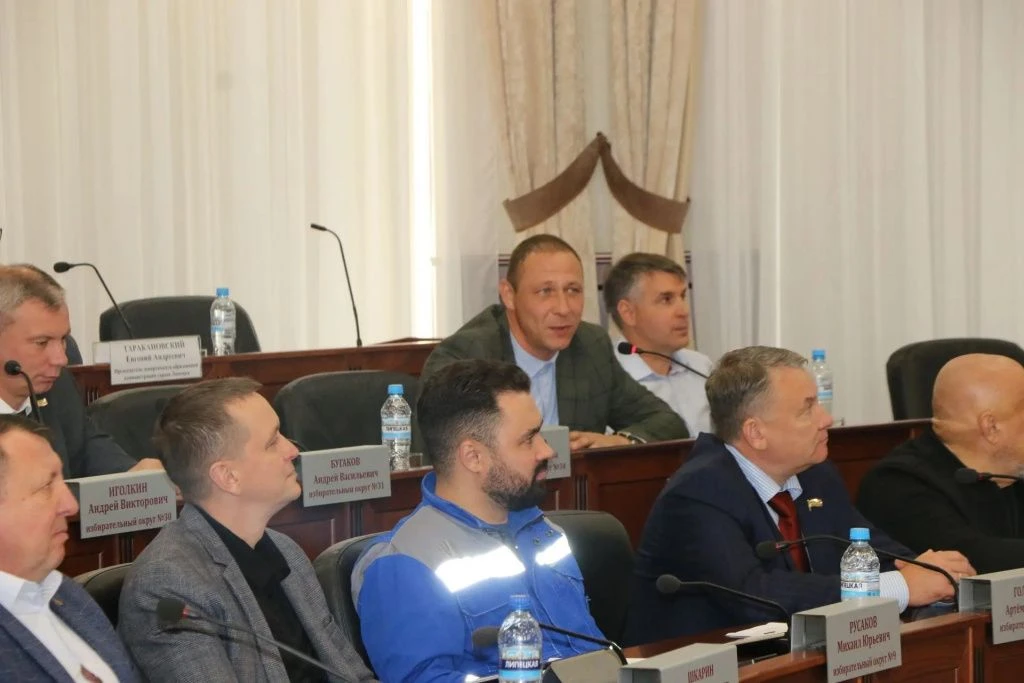 Три депутата горсовета досрочно сложили полномочия.