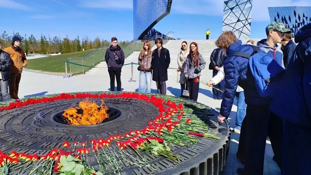 В преддверии Дня памяти жертв геноцида ученики школы на Глеба Успенского провели траурное мероприяти