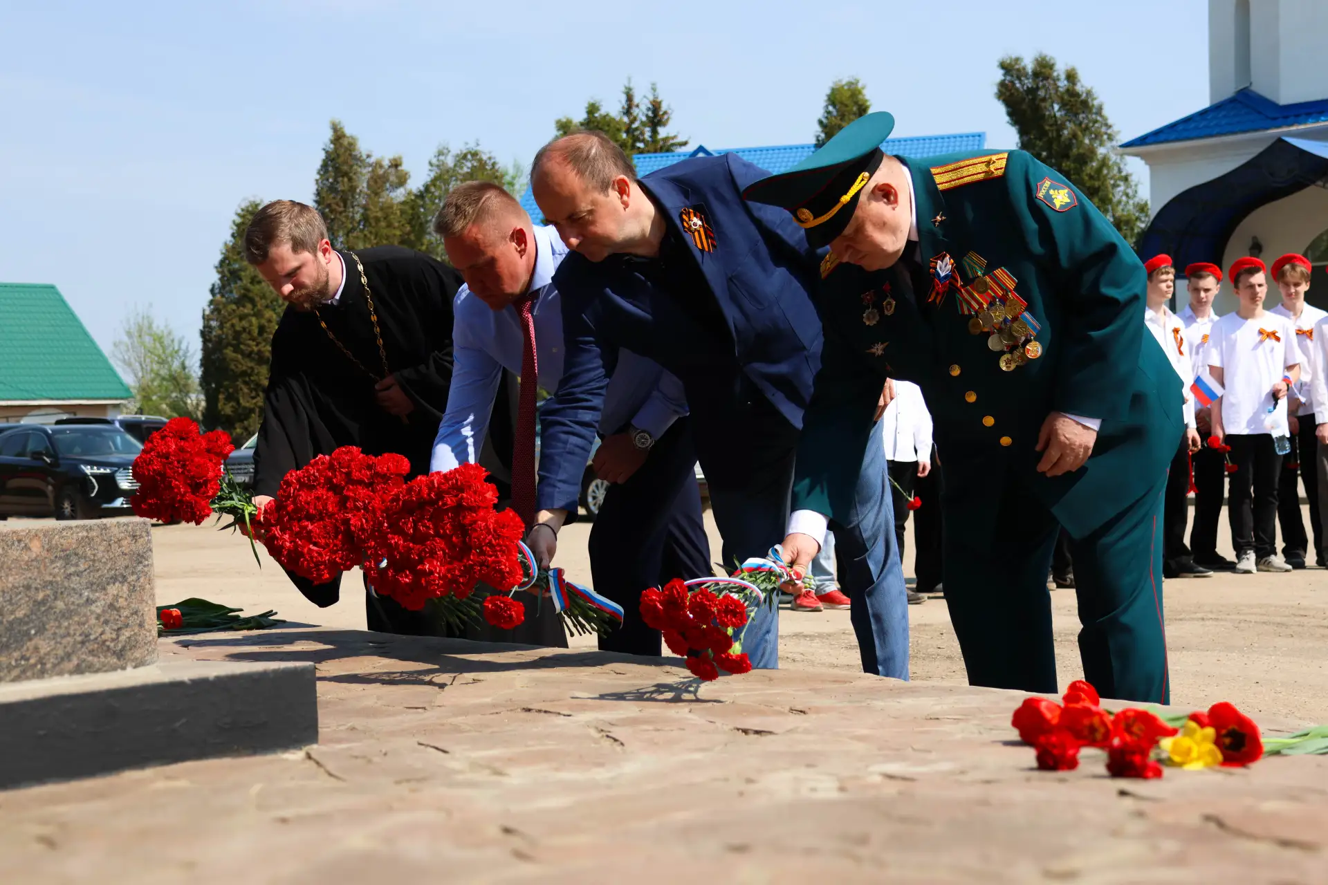 🌟 Новомосковцы почтили память героев  Накануне 81-й годовщины Великой Победы у Братской могилы на Го