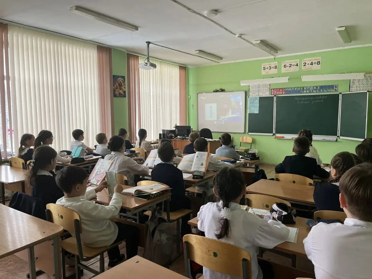 В МАОУ "Центр образования № 69" 12 января 2026 года состоялись классные часы из цикла внеурочных зан