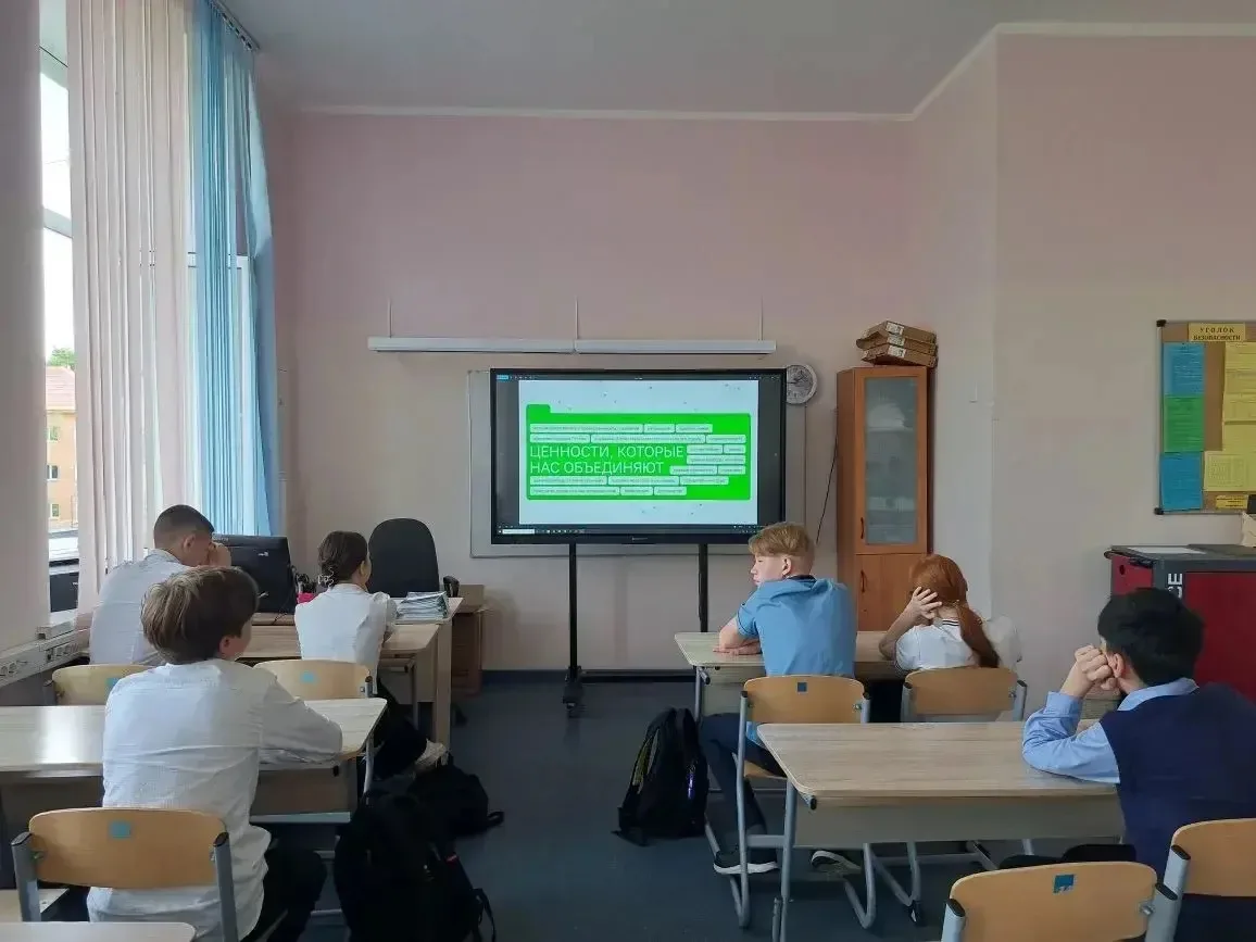 Утро понедельника в МБОУ «Эффективная школа» (корпус 4, школа №5) началось с торжественного поднятия