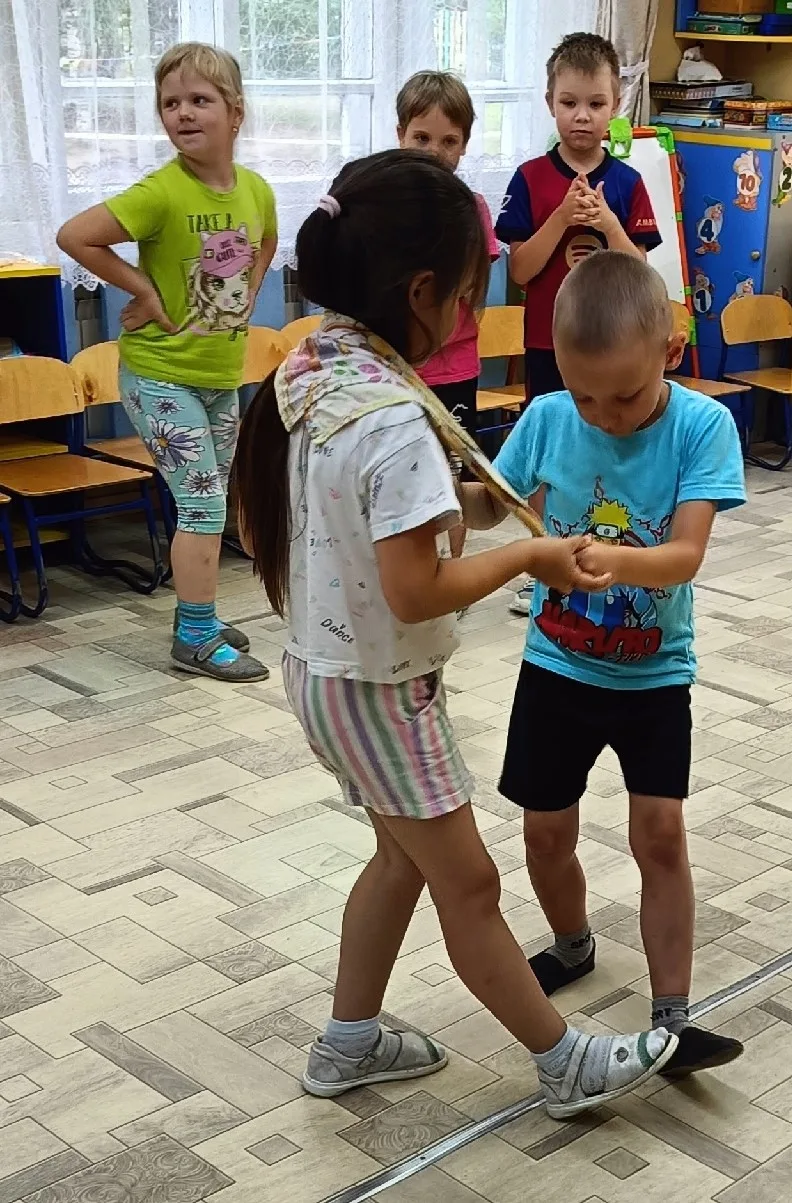 🎼Тихо, тихо сядем рядом,
Входит музыка в наш дом.
В удивительном наряде-
Разноцветном, расписном. �
