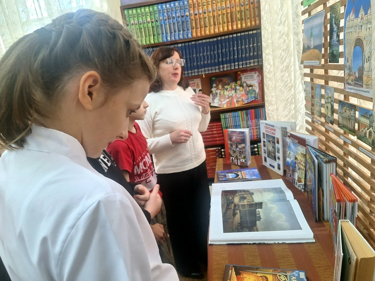 🏛✨ 6 октября в Центральной детской библиотеке прошла выставка-путешествие «Памятники а...