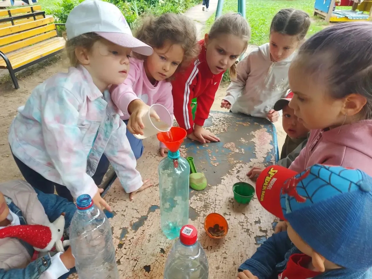 🔬💧 Неделя опытов и экспериментов продолжается!

В наших детских садах юные исследователи вновь пре