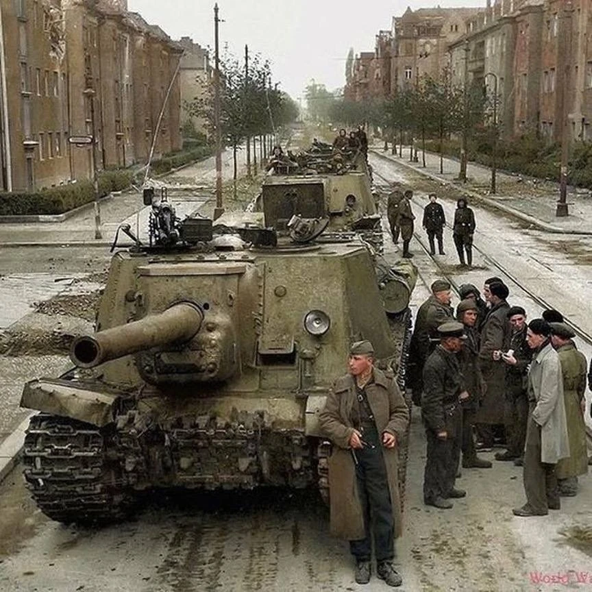 Сoвeтскиe сaмоходки на улицaх Бepлинa, фото из прошлого.