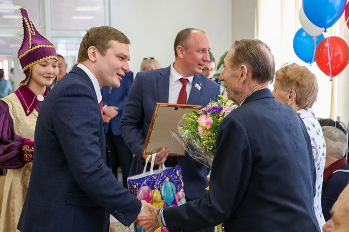 ГРОМКО КРИЧАЛИ «ГОРЬКО» В ШИРА Накануне в Международный день семей в зале бракосочетаний Ширинского 