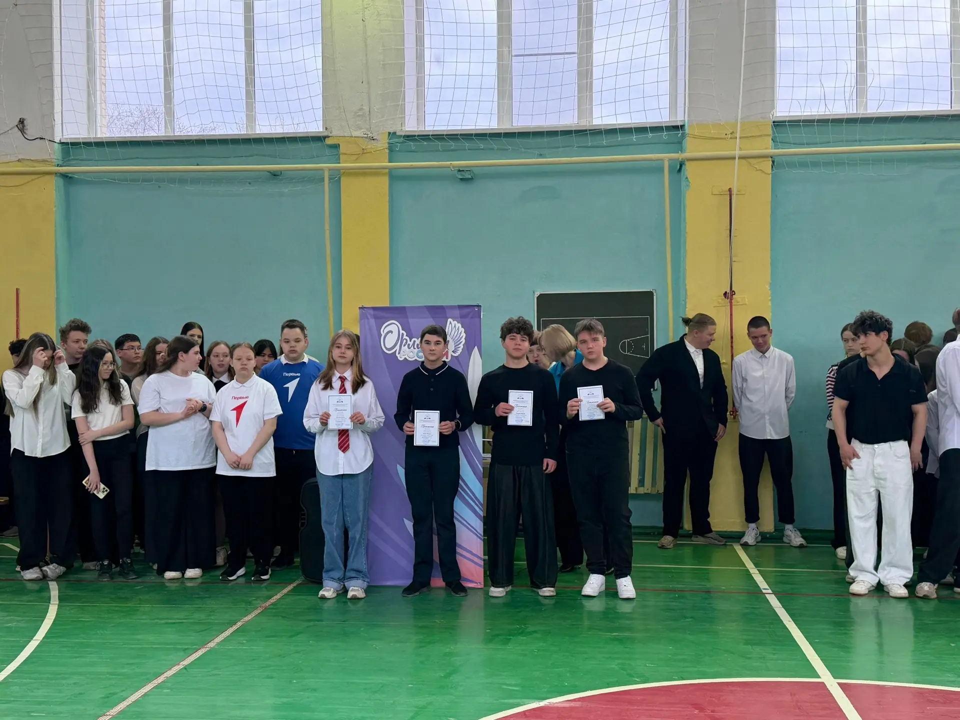 ✅Сегодня после церемонии поднятия флага 🇷🇺 прошла традиционная линейка по итогам третьей четверти.  