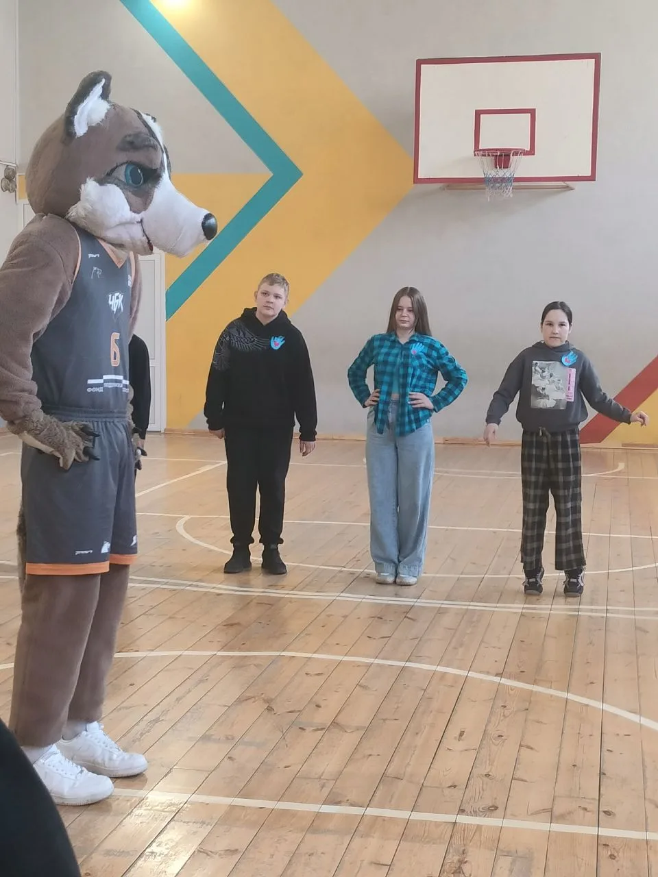 НЕСЁТ ЛИ КРАСНЫЙ ЦВЕТ УДАЧУ? 🤔 Юбилейный слёт лидеров в школе №21 собрал активистов 31 марта. День н