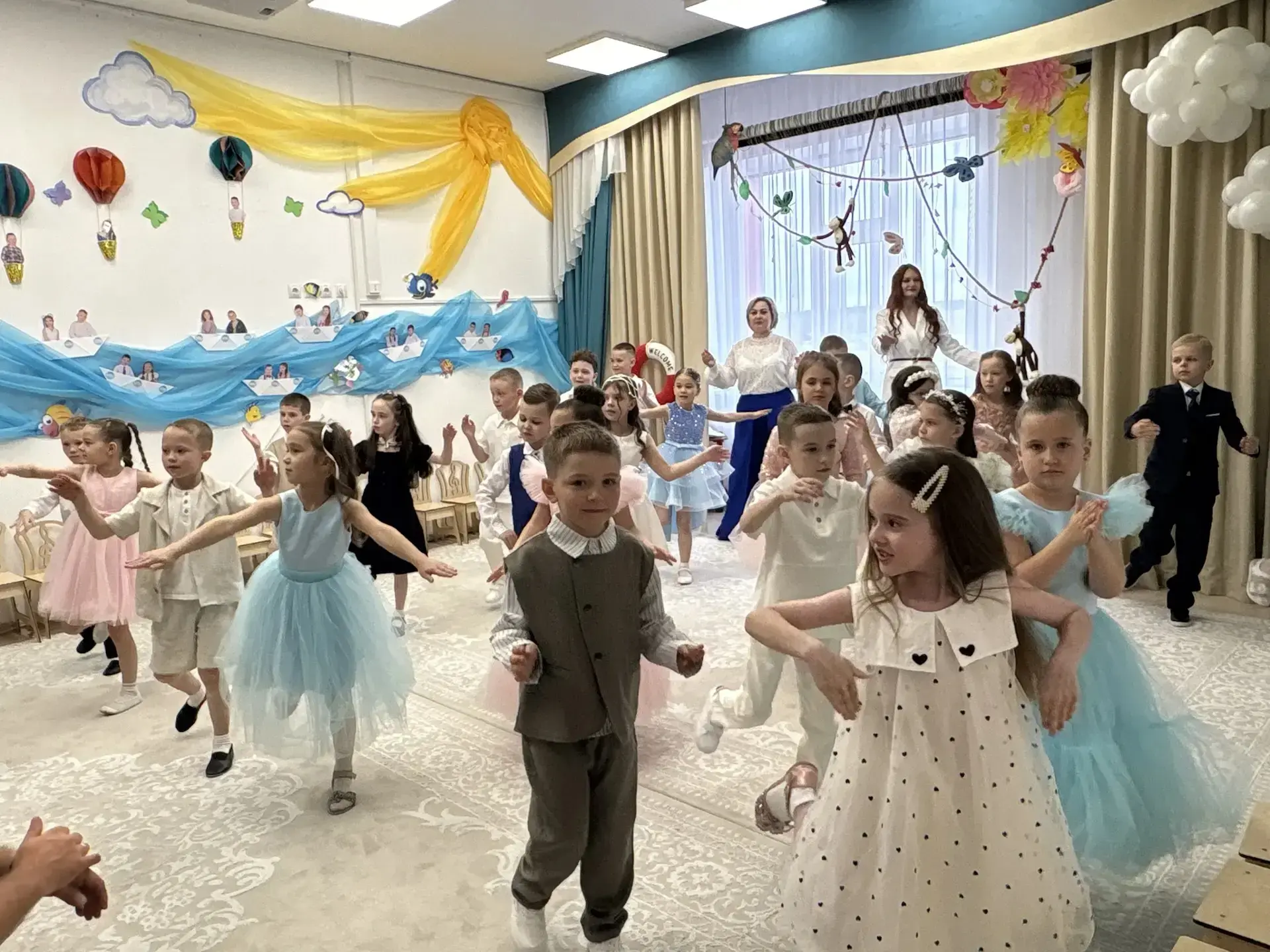 В группе "Лучики" (2 корпус) прошёл самый первый, трогательный и яркий выпускной бал.